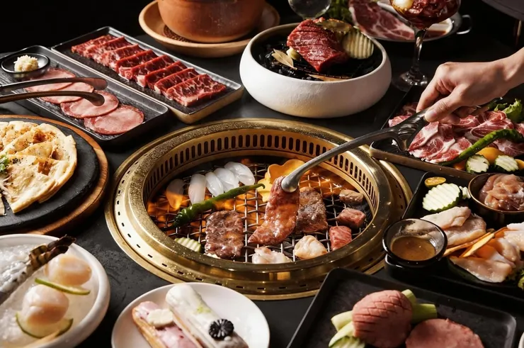 一番賞抽獎有機會吃霸王餐、一年份套餐和限量贈品。高腳杯裝牛肉。圖/森森燒肉提供