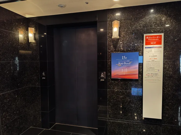 通往最上階的電梯