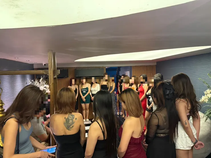 情色按摩裡客人挑選小姐的場景（照片來源：Deep Massage）