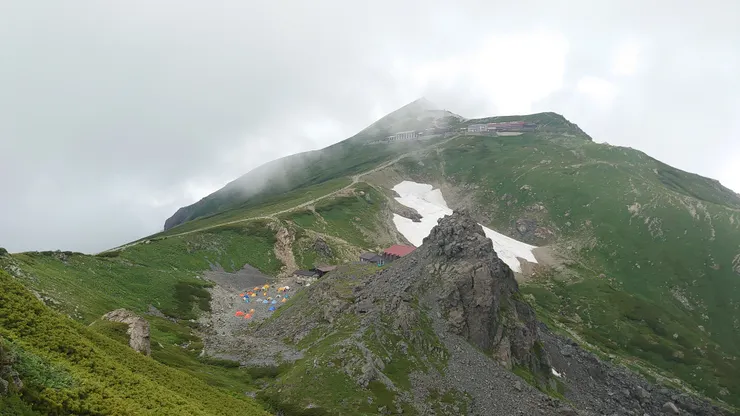 頂山宿舍的營地，帳篷越來越多