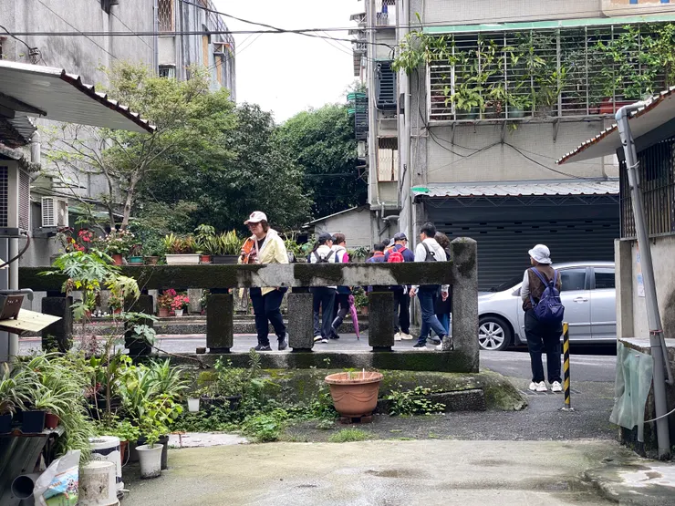 通過公寓社區,這裡是三民路117巷1弄、三民路75巷2弄的交會處