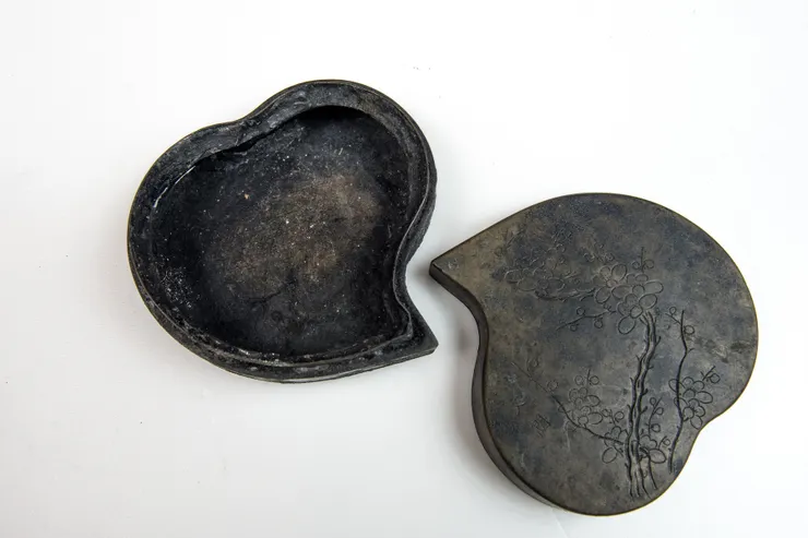 中文大學所藏:新橢圓形龍自海出歙硯,看起來是桃子,像心型。