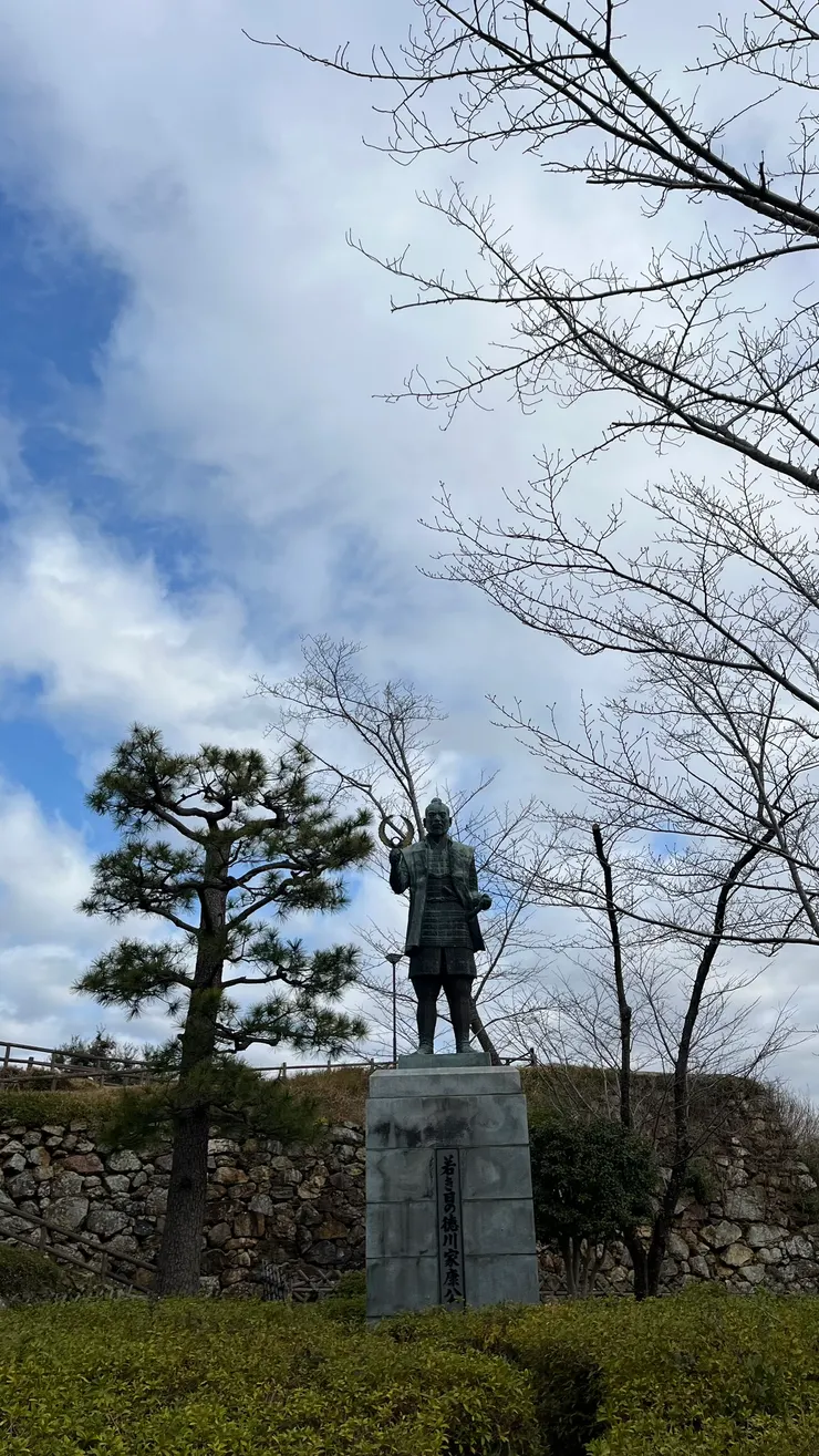 手上還有一把「軍扇」,為戰國武將指揮作戰時所使用的道具。