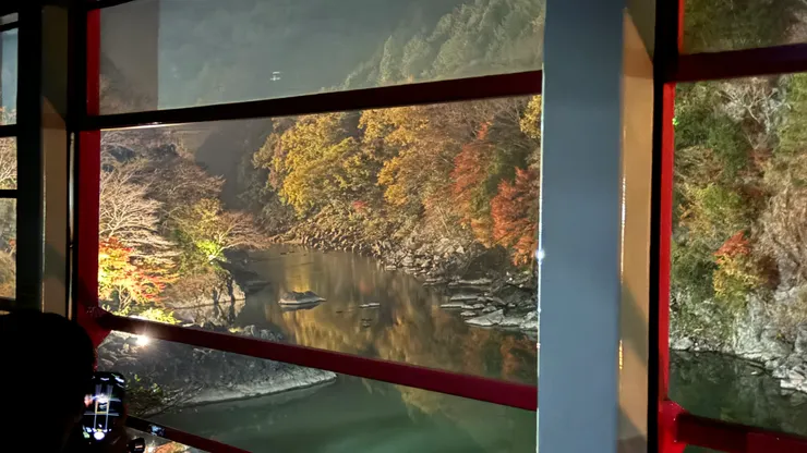 從列車窗戶看出去如畫一般的美景！(圖片來源：自行拍攝)