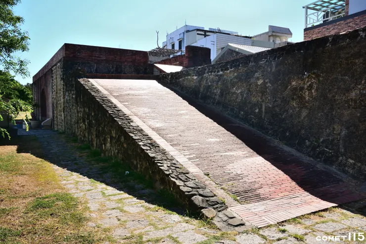 傾斜的踏道才是過去登上城門的路線