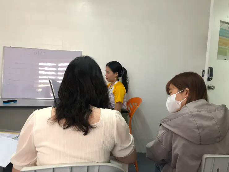 這是我們的教室，小班制的，我們班有八個人