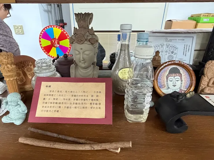 佛教文物：最前面的就是楊柳枝，另外還有恒河水、恆河沙