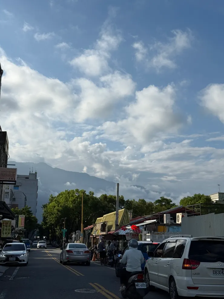 花蓮市隨處可見中央山脈的景色