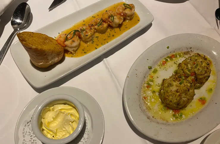 烤蝦跟蟹肉糕，那一小碗就是配麵包的奶油