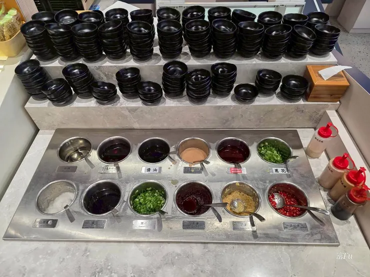 我很少介紹醬料區，我覺得每家店的重複性都比較高，不過它們有一個特色醬料，我要特別介紹!