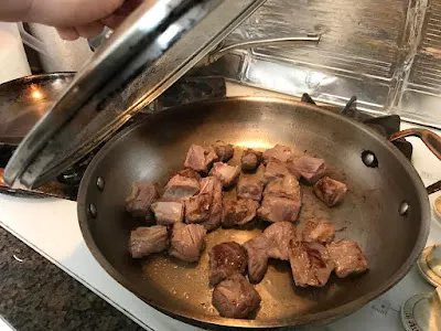 下洗淨切好的牛肋條,煎2-3 分鐘,撒黑胡椒,到表面白,取出備用