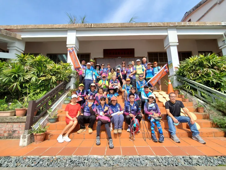 於南港茶葉展示館前合照