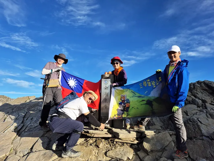 ▲6:00全員登頂南湖大山東峰(標高3,632公尺，百岳排名第14)