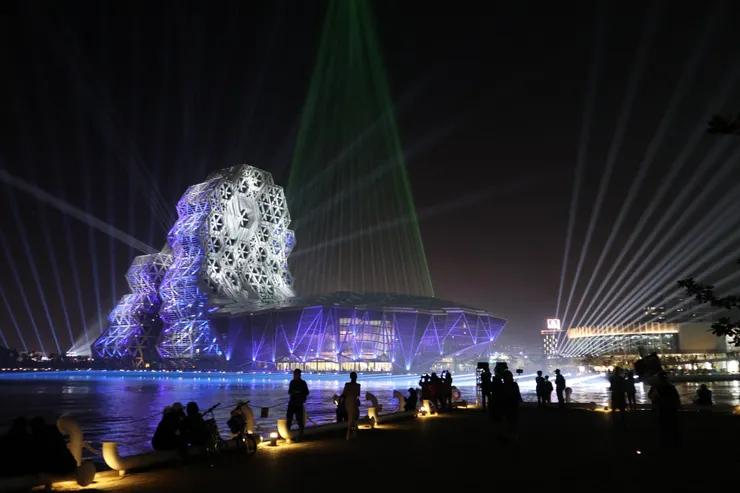 從珊瑚礁群看向音浪塔