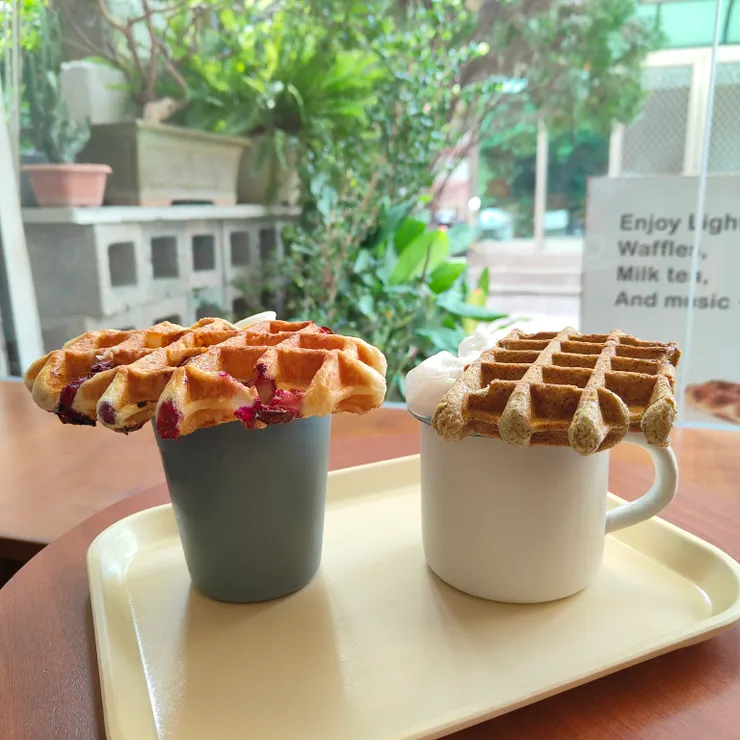 （左）藍莓乳酪＋抹茶牛奶（右）伯爵麻糬＋紅茶牛奶