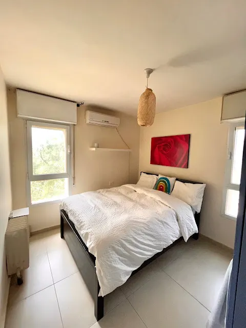 臥室沒什麼變動，也沒有油漆，只是加上了我從ETSY訂的燈罩