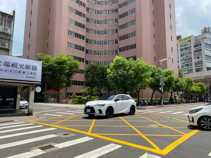 白色汽車的後方,就是萬新鐵路公館站的約略位置