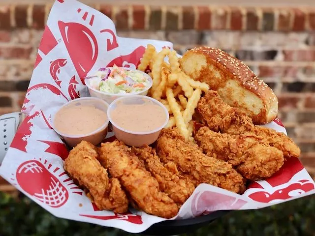 Raising Cane’s 只賣雞柳餐點，並搭配招牌甘蔗醬（Cane’s Sauce）。