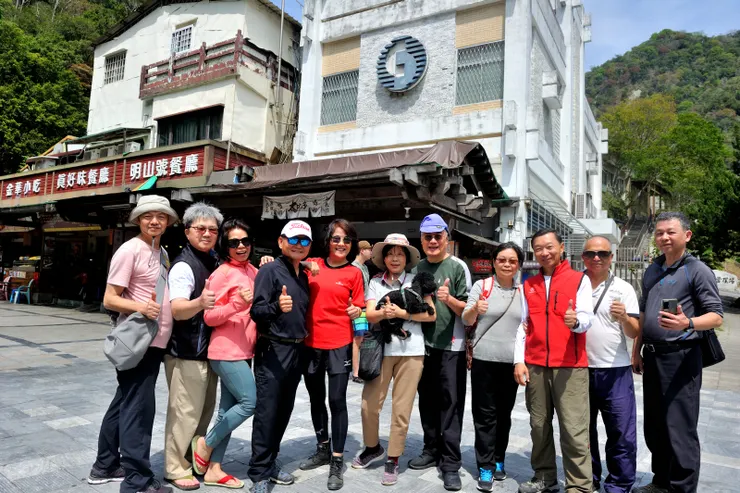 【3/23離去前在明山號餐廳前的廣場合影】