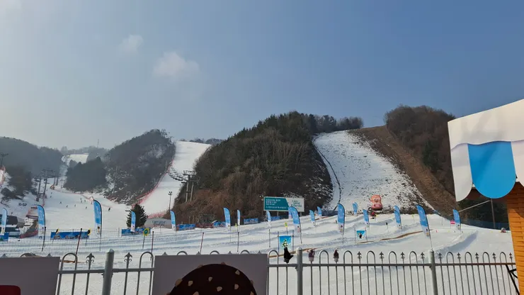 抵達滑雪場囉,看到雪都興奮了