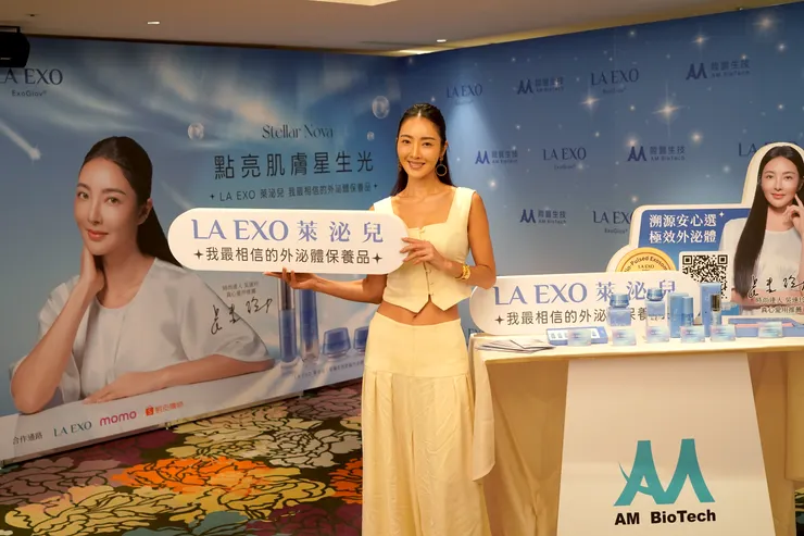 品牌代言人吳速玲出席活動，分享使用外泌體保養品的真實心得與保養理念。（陞醫生技提供）
