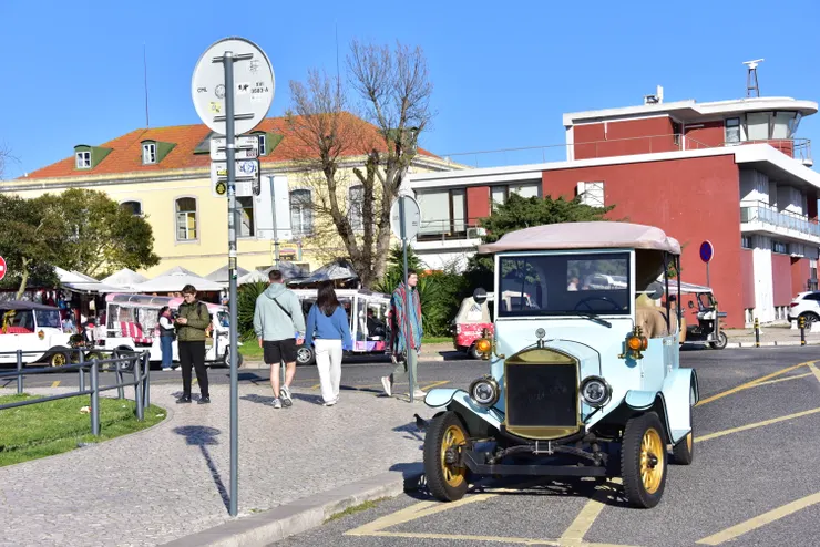 我很喜歡這臺復古味道十足的車,這裡悠閒的街道氛圍跟它互相映襯。