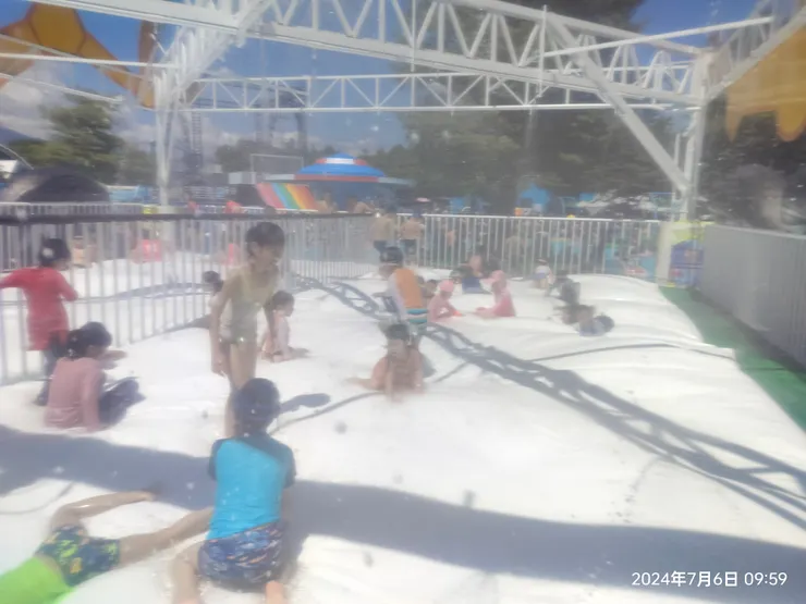 玩瘋的彈跳水床><  手機套了2層防水袋，所以鏡頭霧霧的><