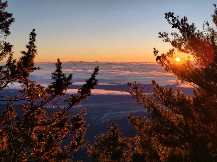 美奈田主山北峰的日出,可以看見花東縱谷武陵一帶的景緻。