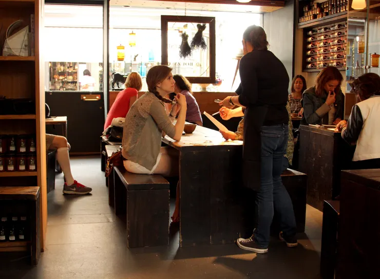 通道的左側是啤酒、吧台與用餐區