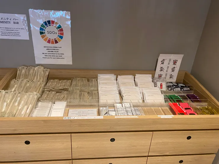 櫃台旁有備品和保養品可自取