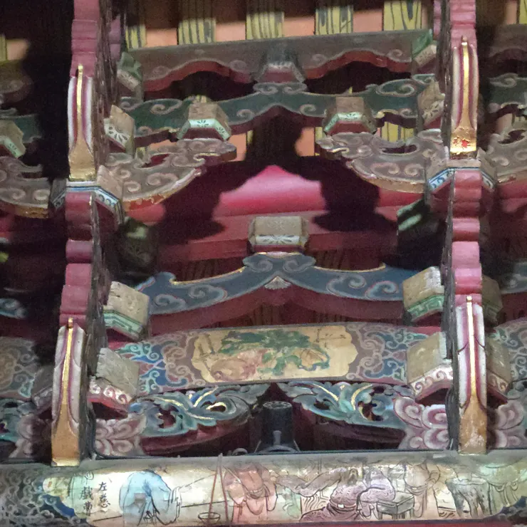 疊斗式屋架「抬樑式」下方的大樑繪有人物故事圖，中間層的束木繪有植物圖案。