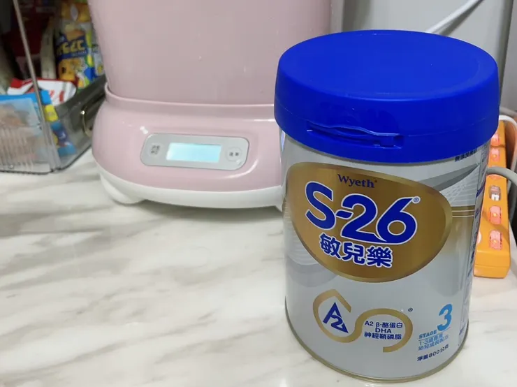 很推薦這款在媽媽界評價很高，醫師也稱讚的敏兒樂配方奶粉，不易引起寶寶腸胃問題。