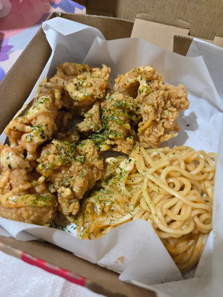 這次的炒麵真的蠻少的，但是無骨脆雞很可以！