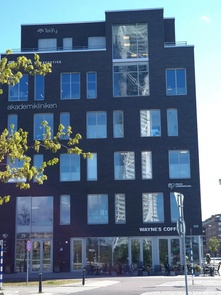 周遭建築玻璃映上旋轉大樓的外貌