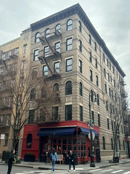 經典的逃生梯外牆