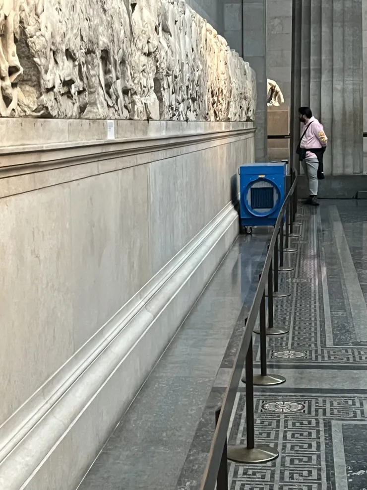 展廳中的暖氣，圖片來源：Artnet/ Photo: Cristina Ruiz