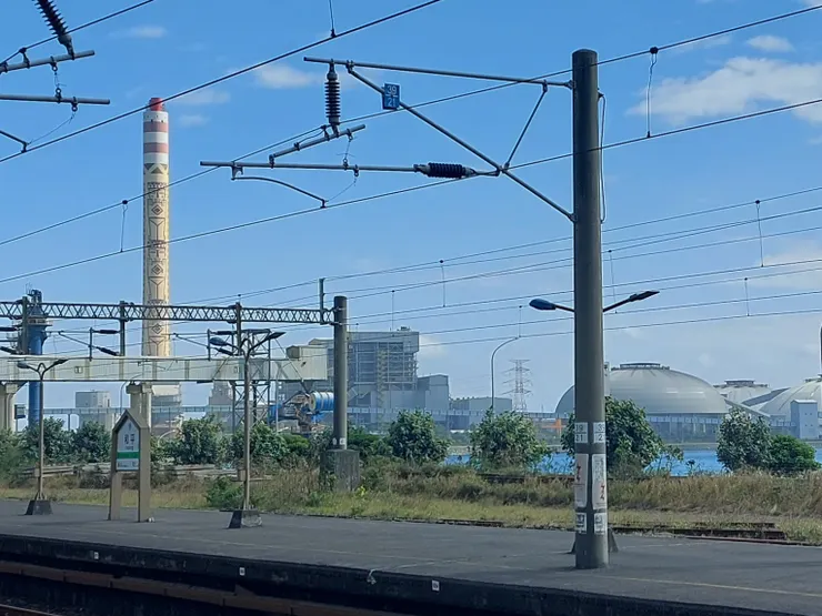 在月台即可看見發電廠與港口 / 資料來源:林鴻鈞@並木居