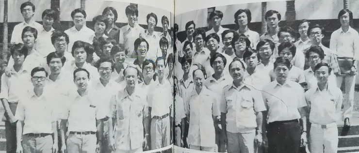 畢業紀念冊中的師生合照