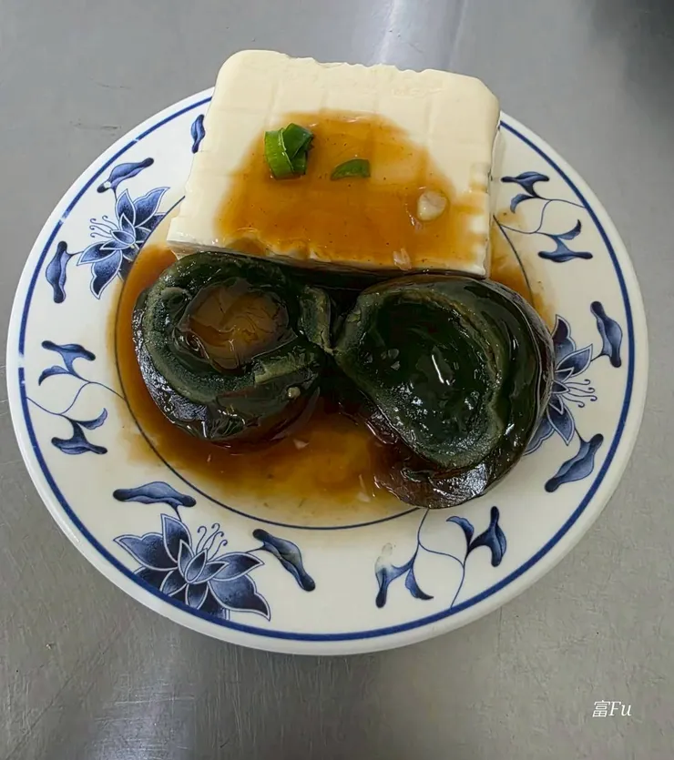 新鮮皮蛋不會有惡臭腥味。