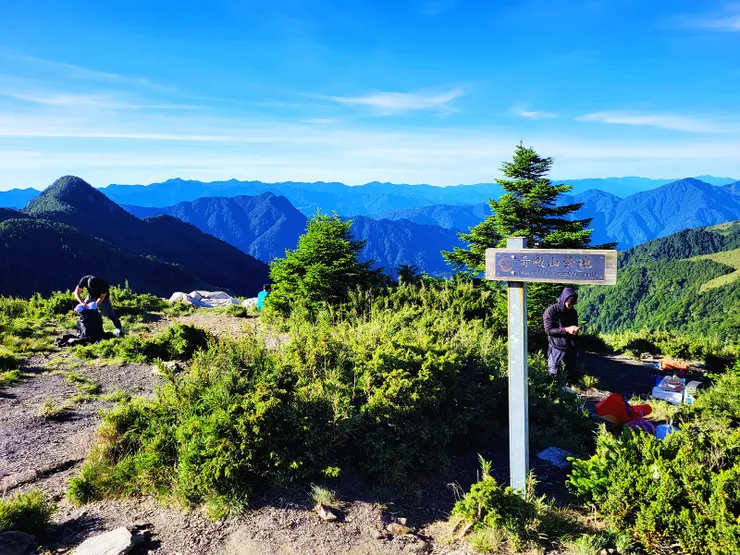 ▲今天定位為休息日，決定慢慢欣賞雪山西稜的絶美大景，漫步至火石山下營地。