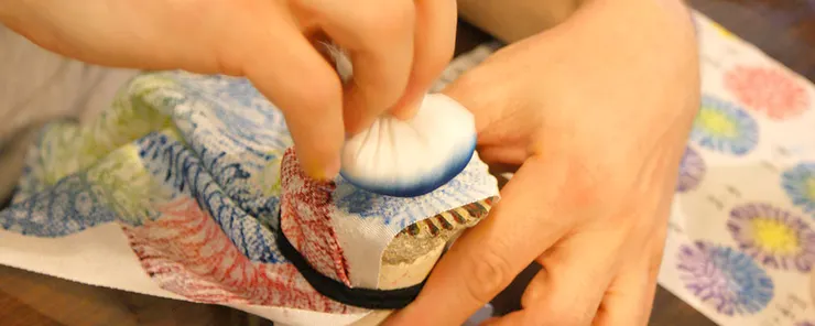 印染手做(照片由首里琉染官方網站提供)