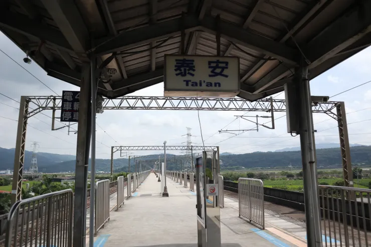 泰安新站的島式月台