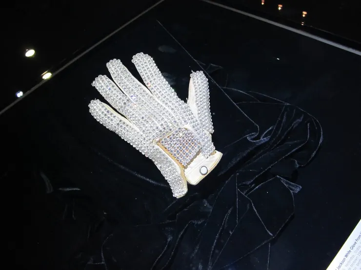 聽說這是高爾夫球手套再加水鑽，從此這款閃閃手套成了MJ的標誌。(也聽說MJ戴手套因為白癜風開始病發，先在手部，所以要遮掩著。)
