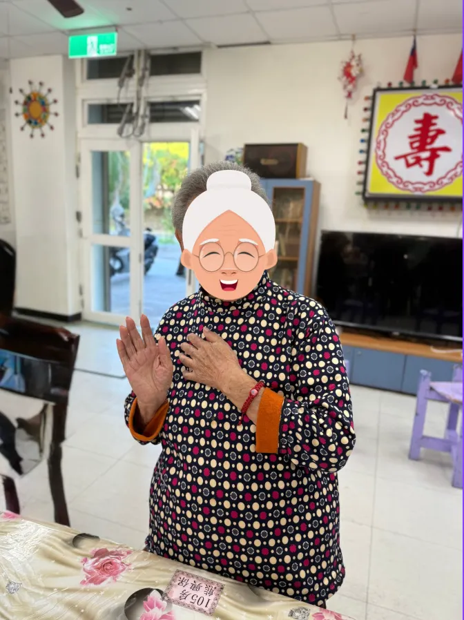 得到美照而笑開懷的奶奶