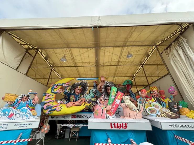 白天的青之森公園，可以觀賞睡魔工作小屋，無論大小作品都是在這裡誕生，也看到台灣的黑熊燈車