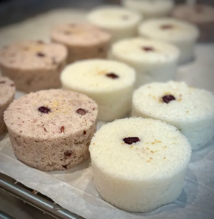 蓬來米粉蒸製的傳統點心，就是狀元糕的Q鬆口感。糕體有原味與紅豆2種，內餡有芝麻、紅豆沙等，一顆$50-$60