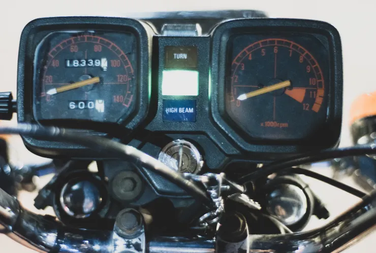 勝利者的方形儀表，後續東南亞生產的GL100也採用類似配置