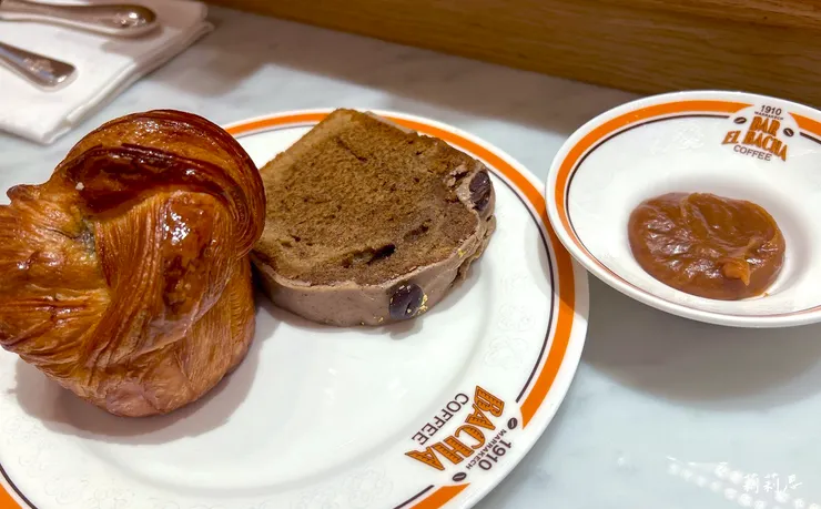 土耳其軟糖咖啡餡布里歐（左）、100%純正阿拉比卡咖啡雲石蛋糕（右）