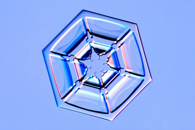 圖片來源：COURTESY KENNETH LIBBRECHT 。雪花的誕生：雪花從雲中誕生，最初是水蒸氣（氣態水）。當氣溫夠低時，水蒸氣開始結晶，形成六邊形的冰晶。