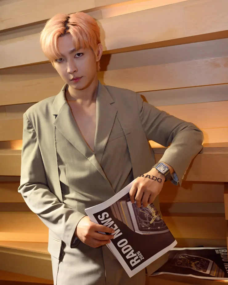 炎亞綸配戴Rado鏤空腕錶展現未來感十足的時尚風格 (  晴空鳥 提供 ) 